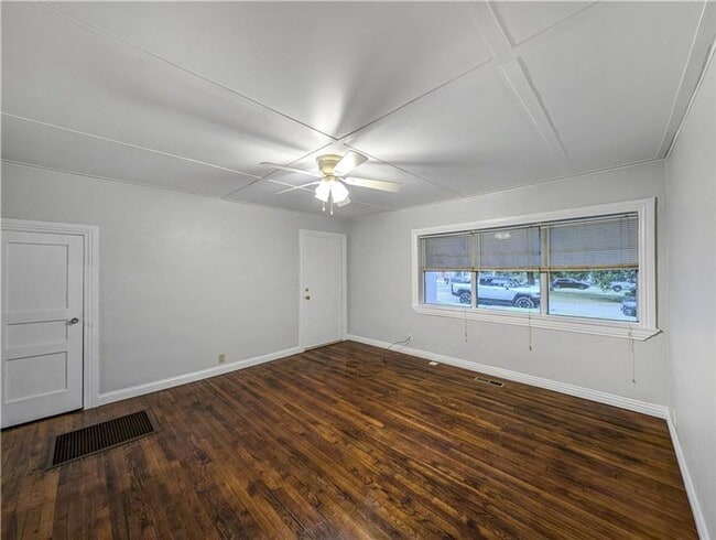 Photo - 208 E Graham St