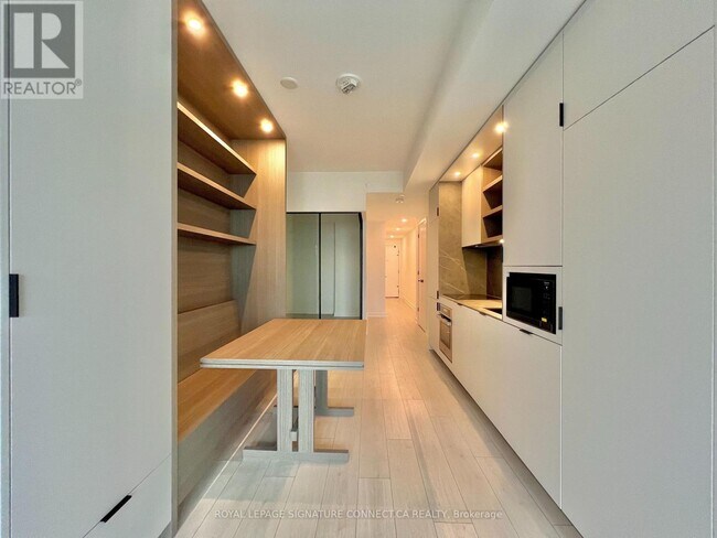 55 Charles St E Unit 2605