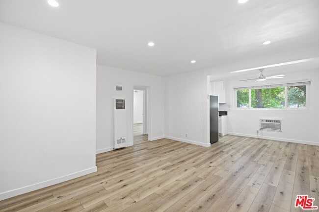 Building Photo - 4916 Hazeltine Ave Unit 2