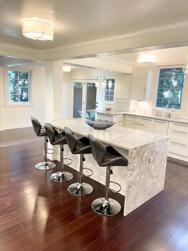 Photo - 915 Woodlawn Dr NE