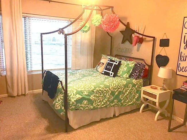 Dormitorio n.º 2. Todavía tengo que sacar una foto del dormitorio n.º 3. - 8415 Pebble Creek Way