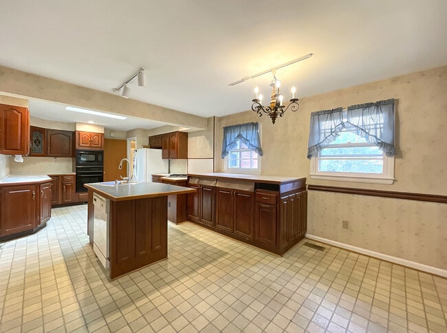 6244 Williamsburg Blvd