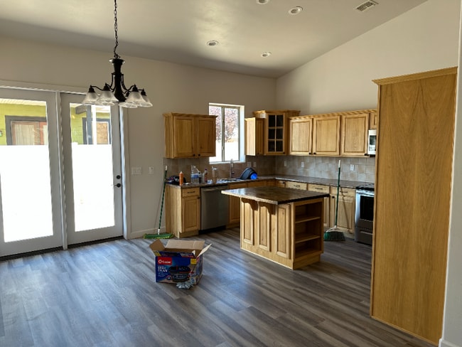 Photo - 1034 E Adams St