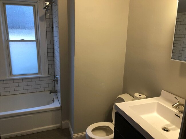 Photo - Beautiful 4 Bedroom 2 Bathroom Home in Minneapolis!