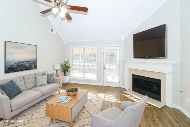 Photo - 215 Lakewood Dr