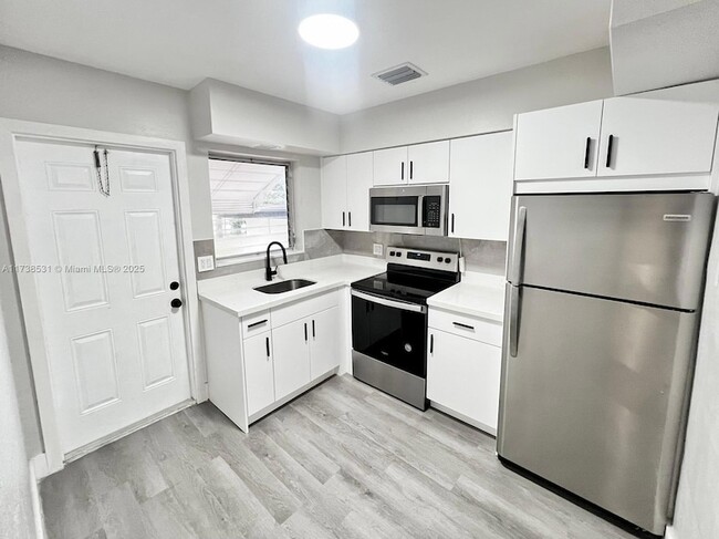 Building Photo - 226 SW 6th St Unit A Rental