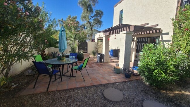 Building Photo - Pointe South Mountain 2-bedroom condo, gated, pool