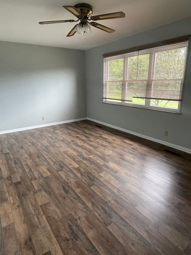 Photo - Knoxville 37923 - 2 bedroom, 1 bath home - Contact Lisa Vineyard or Shannon Russell at (865)216-9334