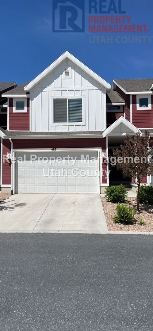 Building Photo - Pet Friendly Townhouse