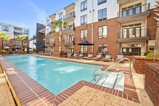 Piscina y zona de estar al aire libre