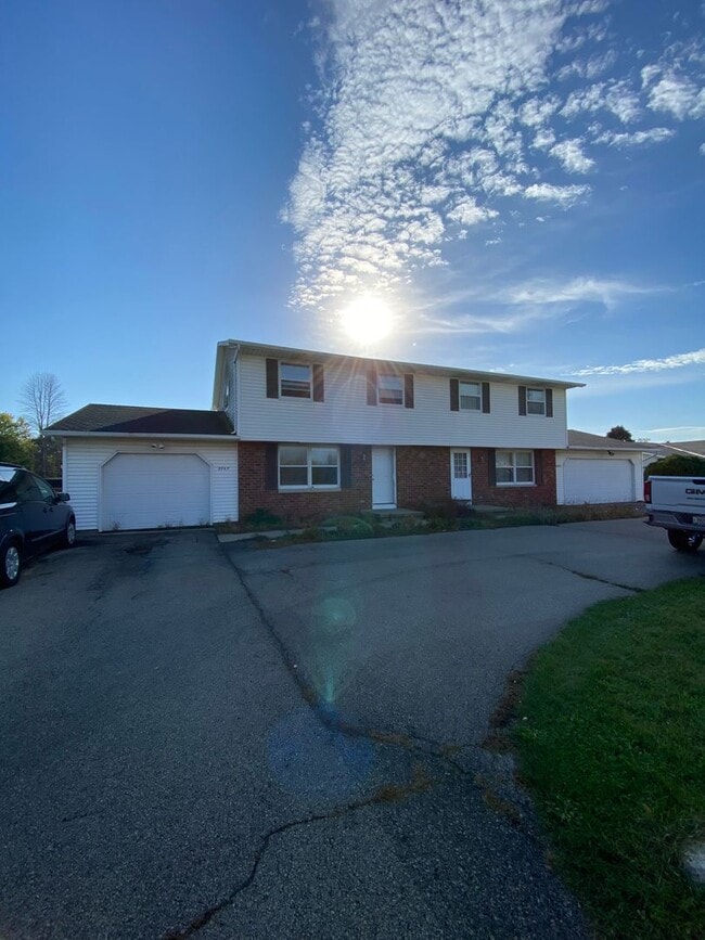 Photo - 2747-2749 Packerland Dr Unit 2749