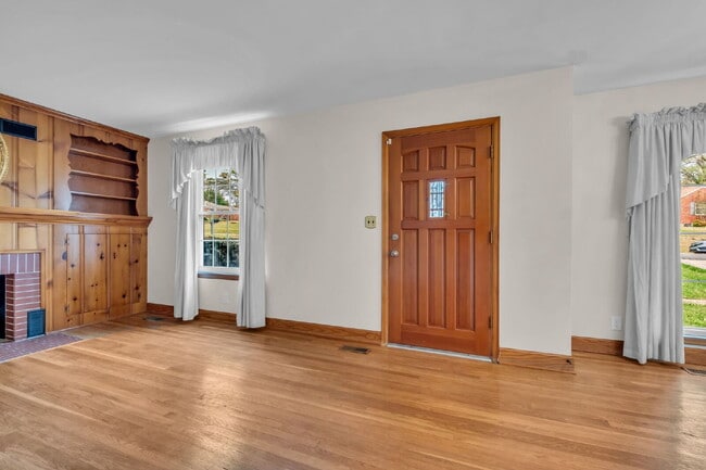 Photo - 3 Bedroom/ 2 Bathroom in Rosebank!