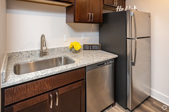 Studio, 1BA - 415SF