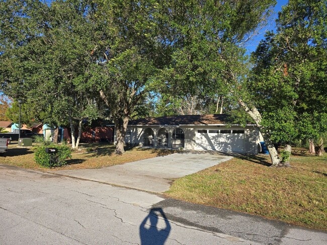 Photo - Beautuful 2 bedroom, 2 bath, 2 car garage rental home in Weeki Wachee!