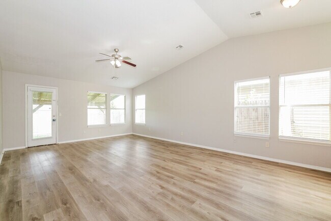 Photo - 1101 Edinburg Dr