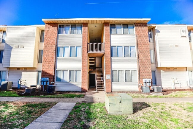 Photo - "Low Maintenance Living" In Prime Hampton Roads Area