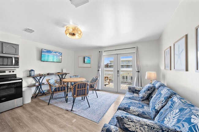 Building Photo - 1118 W Beach Blvd Rental