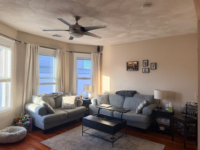 Building Photo - 211 W 8th St Unit 3