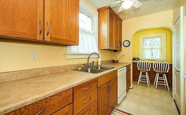 Photo - 390 30th St SE