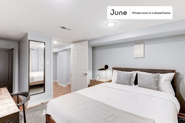 Room in Shared 5 bed/3.5 bath home in Capitol Hill