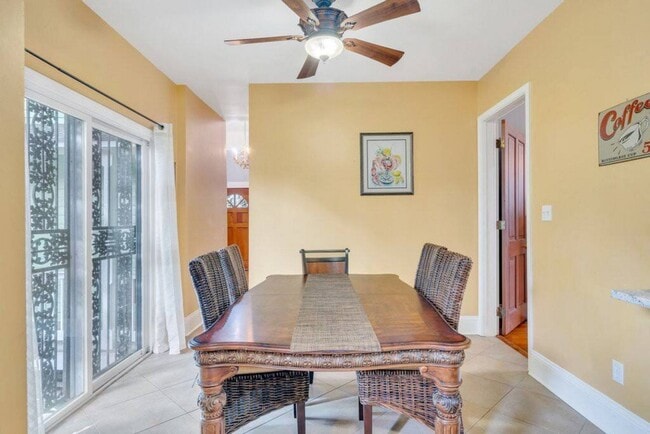 Photo - Gorgeous 3BD/2BA Home w/ Off Street Parking, Laundry Room, and Only 1 Block Off St Charles Ave. Unidad 3314 Carondelet  A