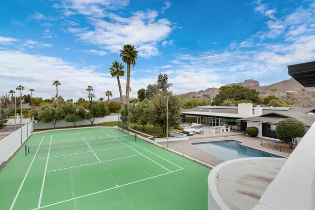 Mid-century modern home in Arcadia with pr... - Mid-century modern home in Arcadia with pr...