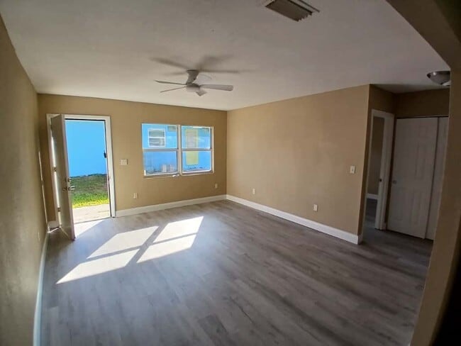 Photo - 753 NE 9th St