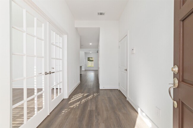 Photo - 919 Golden Willow Ln