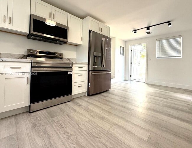 Building Photo - 716 NE 7th St Unit B