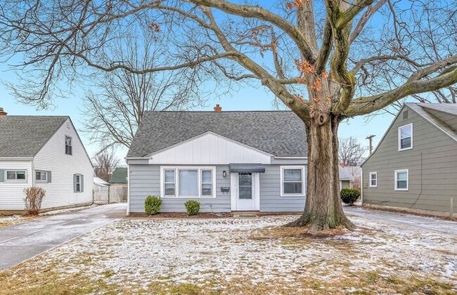 Building Photo - Stunning 5 Bed, 2 Bath Euclid Ohio!