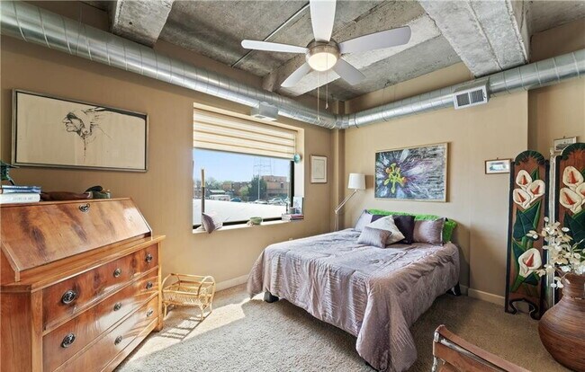 Photo - Contemporary Unit with High-End Features