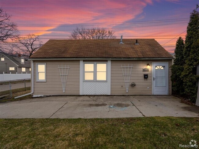 Building Photo - 23462 Carlisle Ave Rental