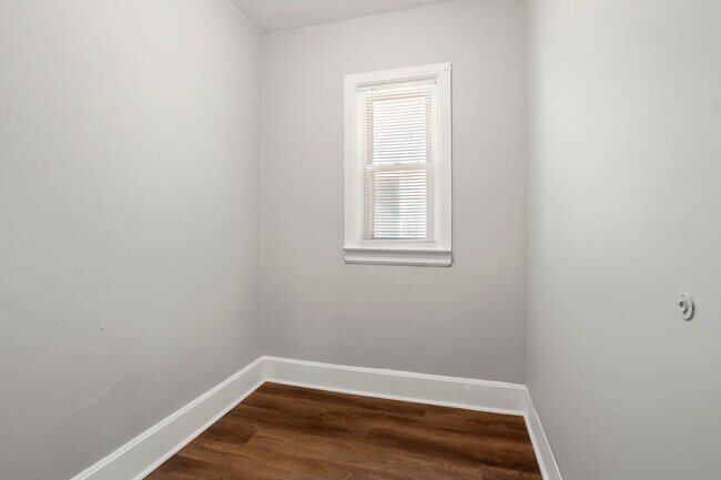 Photo - 2111 Madison St Apartment Unit Lower