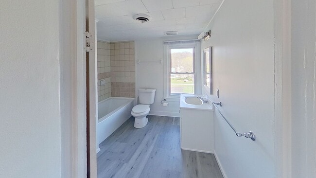 Photo - Spacious 2 Bedroom Duplex