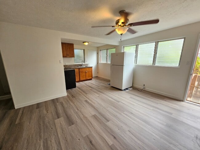 2 bedroom, 1 bathroom with one driveway pa... - 2 bedroom, 1 bathroom with one driveway pa... Condo Unit B