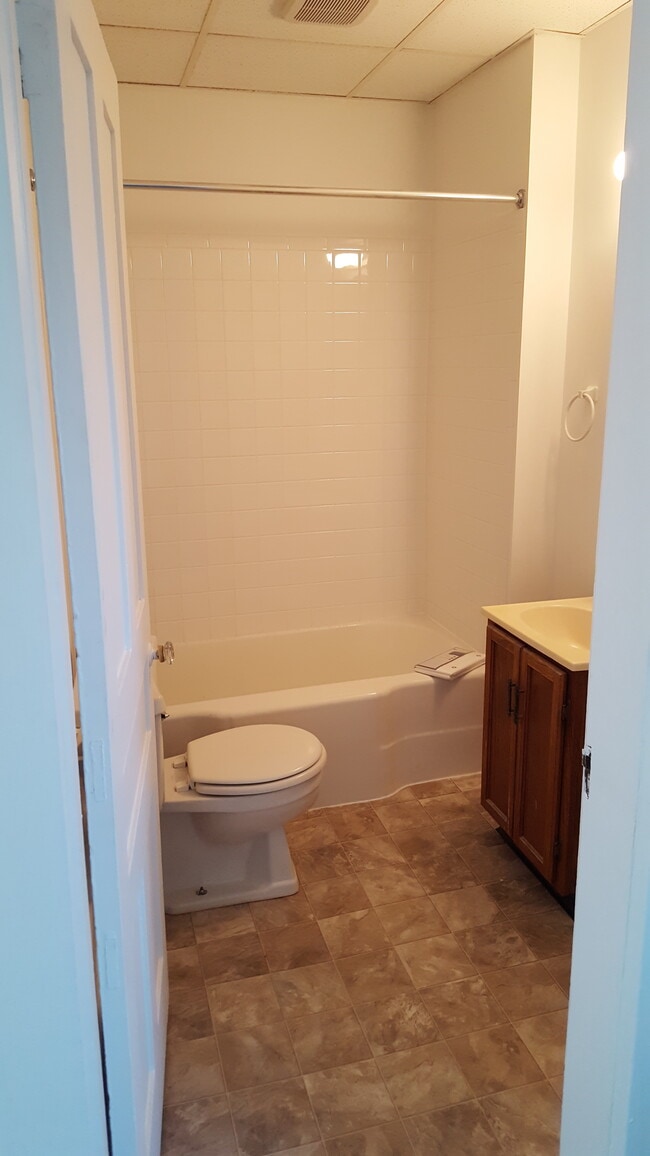 Full Bath - 305 Judd Rd Unit 3