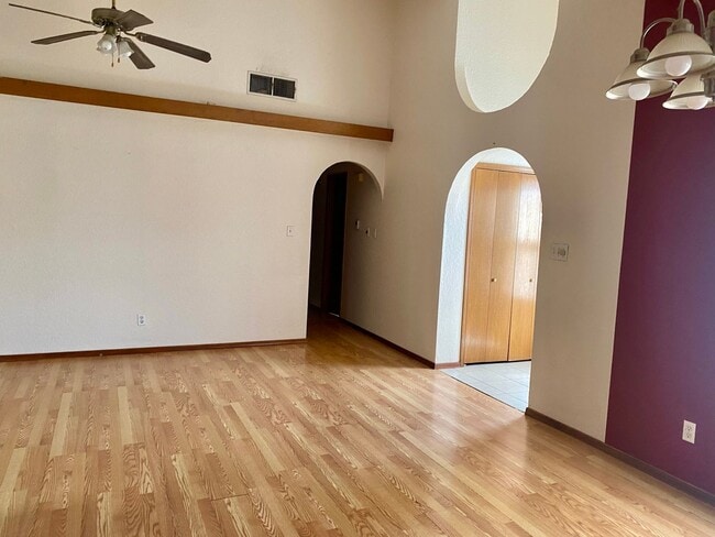 Photo - 2032 Camelot Dr