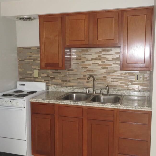 Photo - CAMBRIDGE APTS -- 043