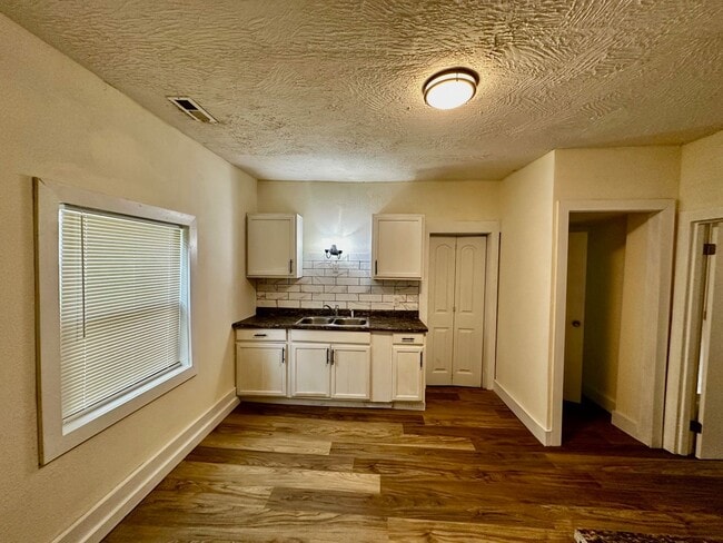 Photo - Nicely finished 2 bedroom bungalow