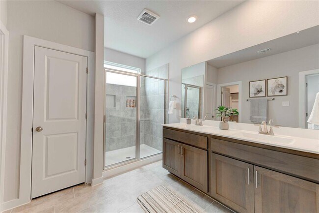 Photo - 520 Clearlake Dr