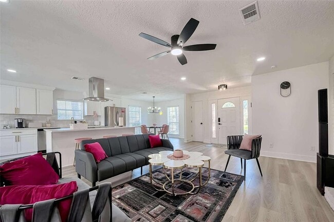 Building Photo - 13902 Wickersham Ln Rental