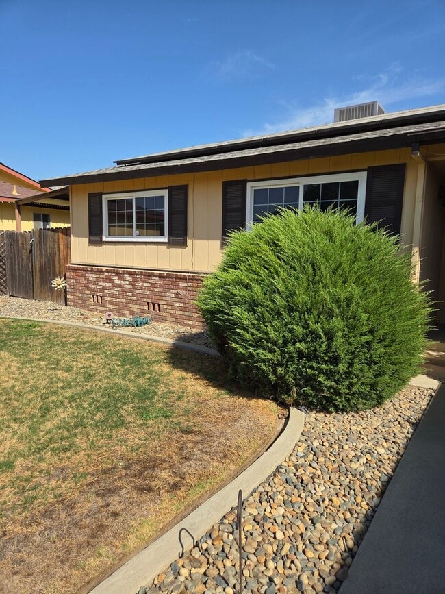Photo - 606 Tamarack Ln