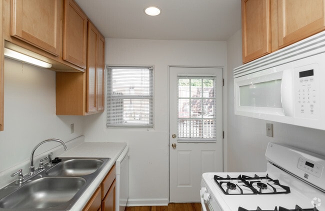 2BR, 1BA - 900 SF - Broad Ripple Apartments