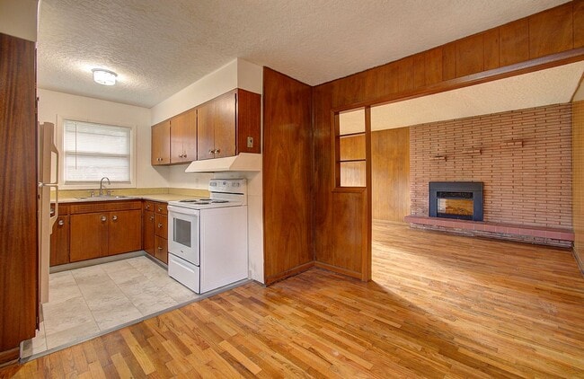 Building Photo - Quaint Three Bedroom Home in Vancouver!