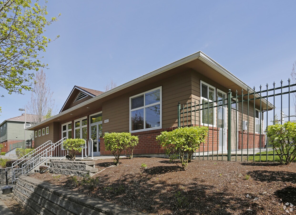 Photo - Maple Mallory