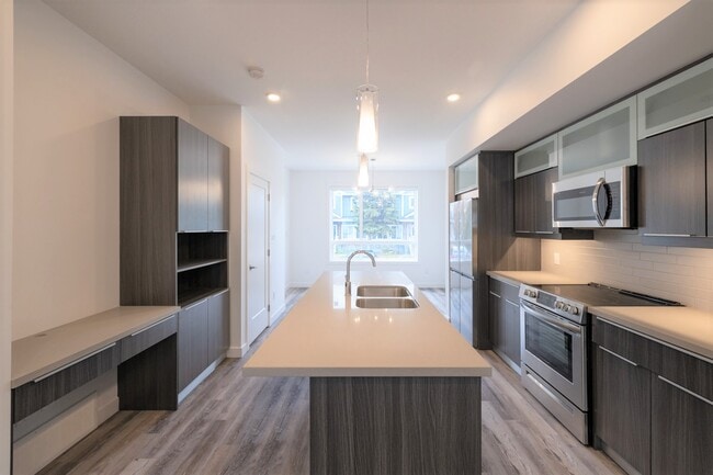 Building Photo - 15012-15094 94 Ave NW Unit MAIN 3