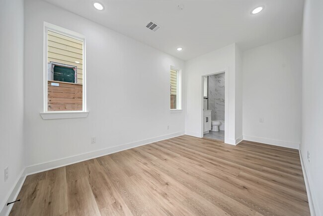 Photo - 3468 Bremond St
