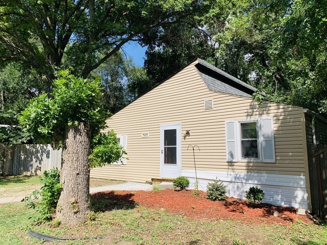 Building Photo - 7609 N 60th St Rental