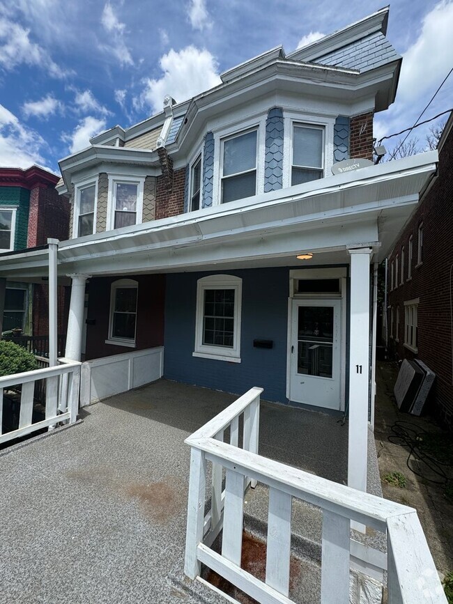 Building Photo - Rare! Five bedroom home with GARAGE!