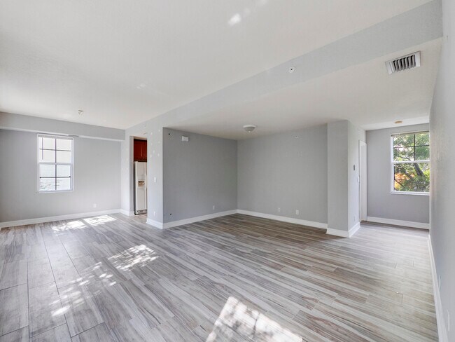 Photo - 615 N St